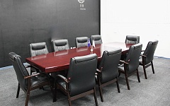 Переговорная комната "Атом". Вместимость 10 человек. Зал оборудован звуковым и проекционным оборудованием.