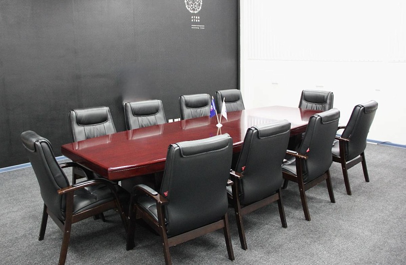 Переговорная комната "Атом". Вместимость 10 человек. Зал оборудован звуковым и проекционным оборудованием.