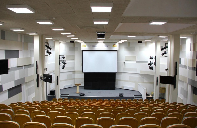 Конгрессно-выставочный зал. Вместимость 280 человек. Зал оборудован звуковым и проекционным оборудованием.