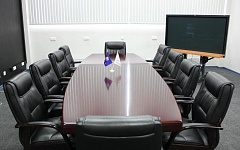 Переговорная комната "Атом". Вместимость 10 человек. Зал оборудован звуковым и проекционным оборудованием.
